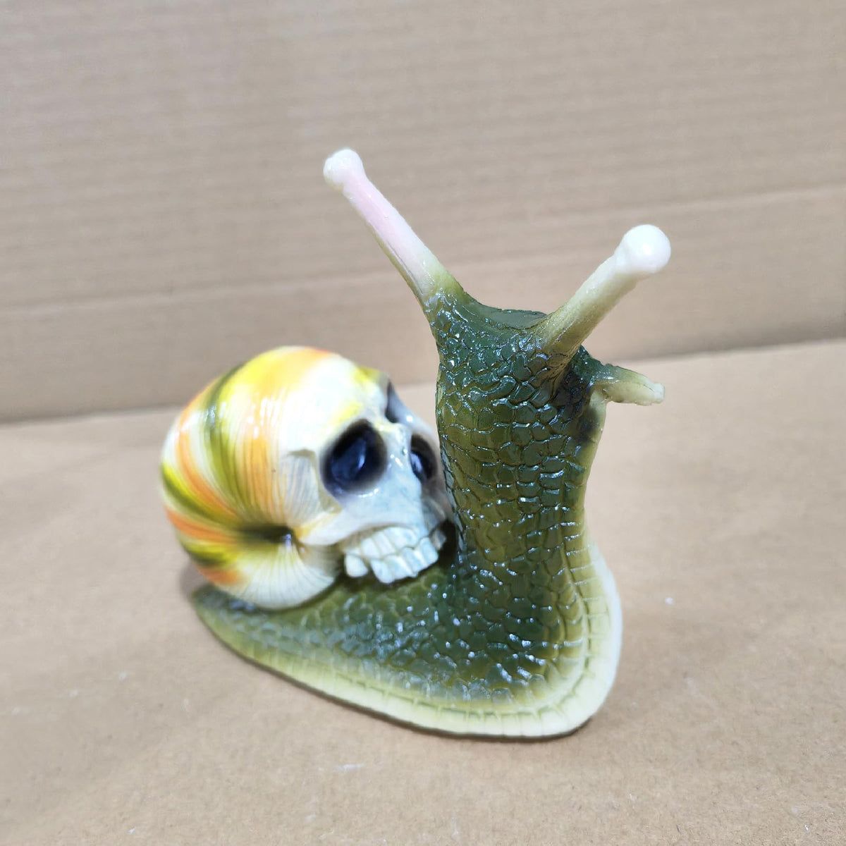 Funny Snail Garden Statues Halloween Skull Snail Decoration Resin Sculpture Decorations Novelty Gift for Desk Indoor Outdoor Yard