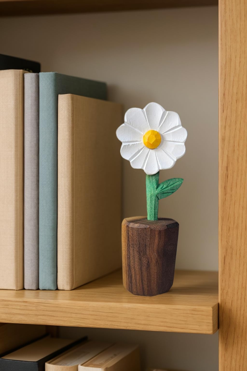 Wooden Daisy Figurine with Gift Box – Handcrafted Decorative Flower Statue, Cute Mini Ornament for Desk, Shelf & Home Decor, Perfect for Birthday, Mother's Day, Anniversary & Thank You Gifts