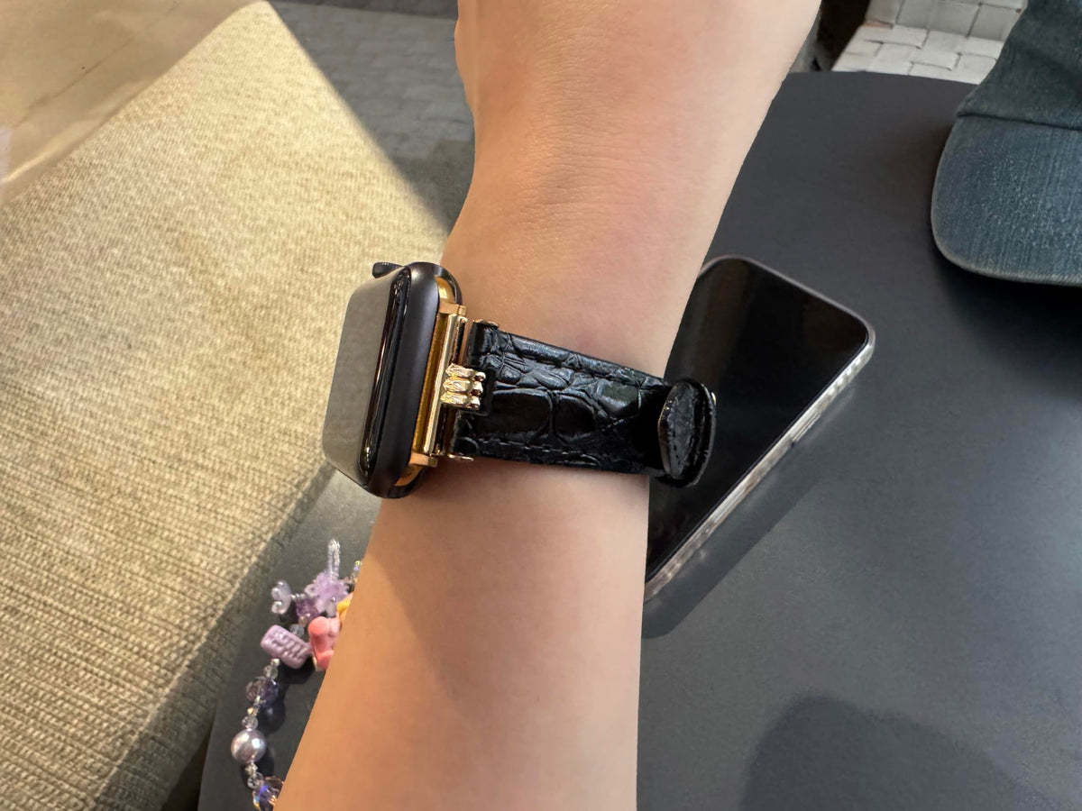 SNAKSTON Premium Faux Crocodile Leather Watch Band Compatible with Apple Watch Series Elegant Luxury Fashion Replacement Strap for Women Men Multi-Size Fit Luxury Multi-Tone Metal Buckle for iWatch Series 11/10/9/8/7/6/5/4/3/2/1/Ultra/SE (black, 42mm/44mm