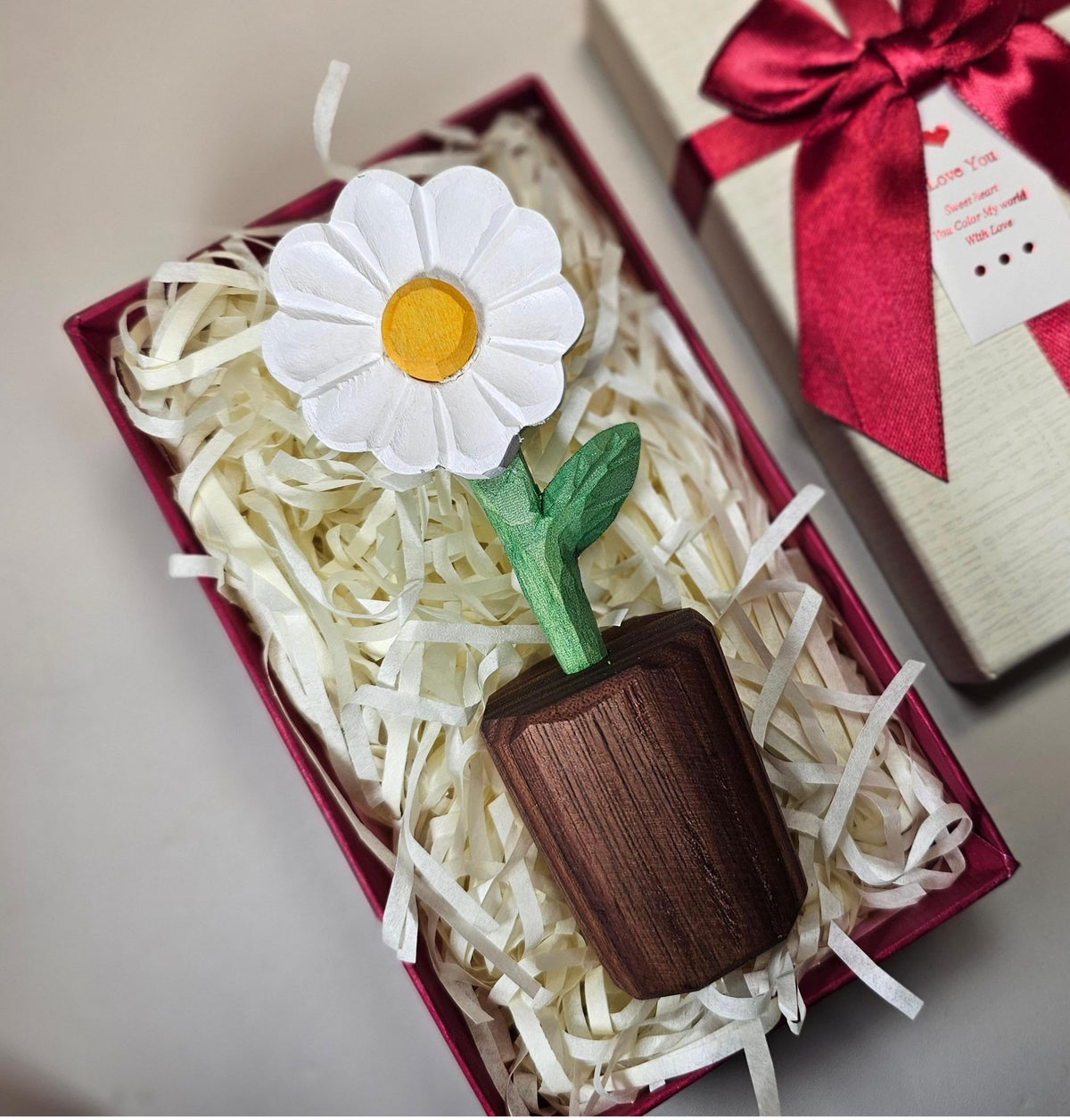 Wooden Daisy Figurine with Gift Box – Handcrafted Decorative Flower Statue, Cute Mini Ornament for Desk, Shelf & Home Decor, Perfect for Birthday, Mother's Day, Anniversary & Thank You Gifts